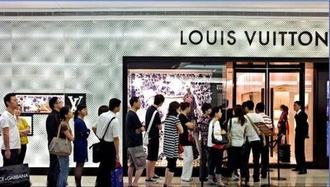日元贬值推动中国消费者赴日奢侈品购物潮