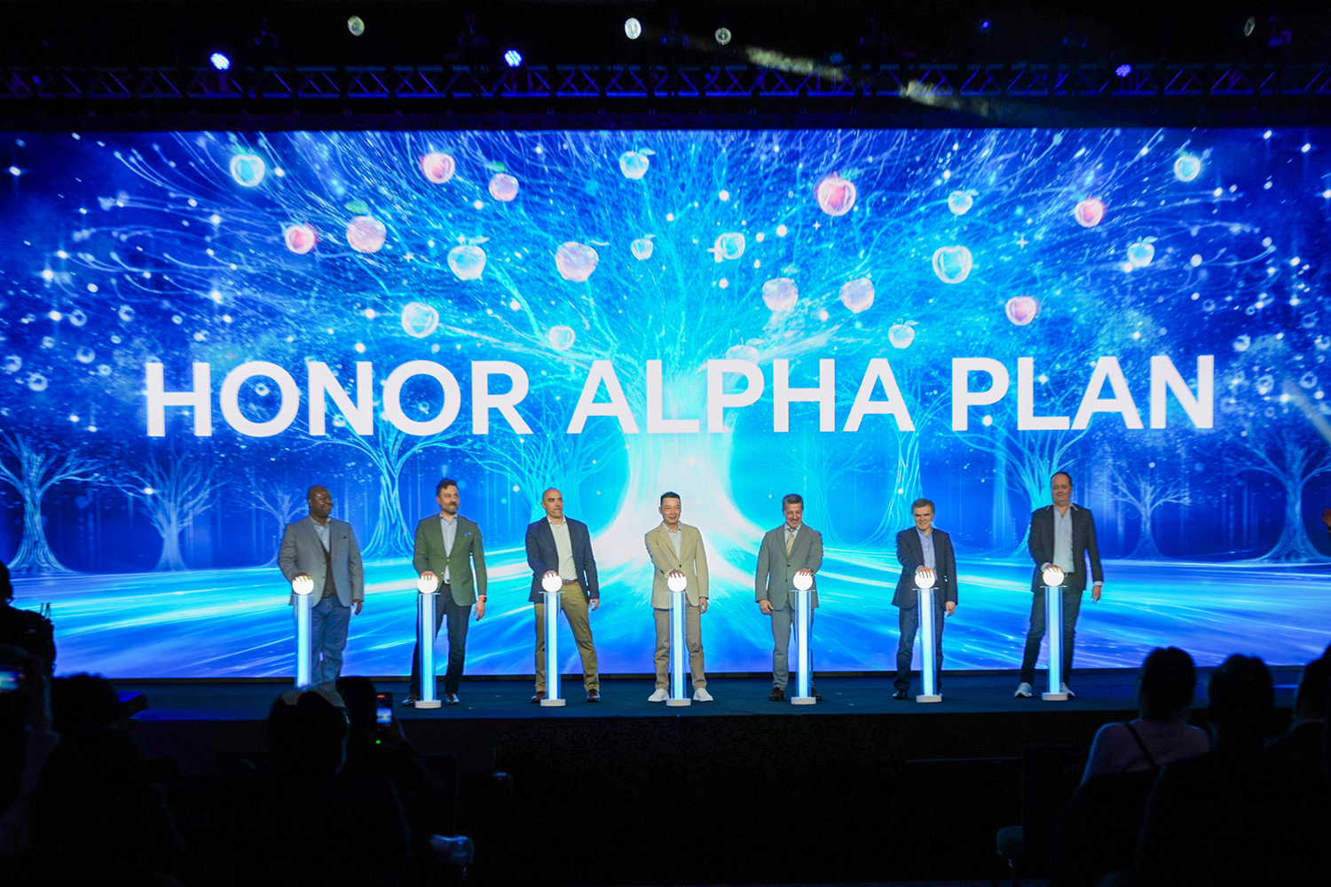 荣耀ALPHA计划，未来五年投入100亿美元推动AI转型